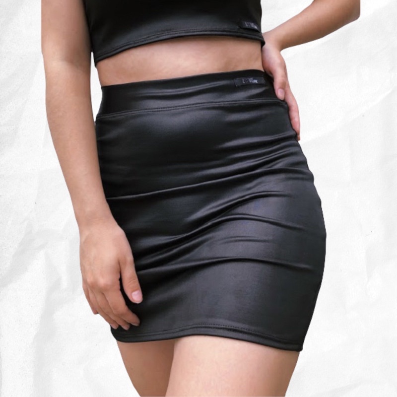 Saia Básica Preta Metálica Justa Cintura Alta Sirrê Estilo Couro Courinho Blogueira Plus Size