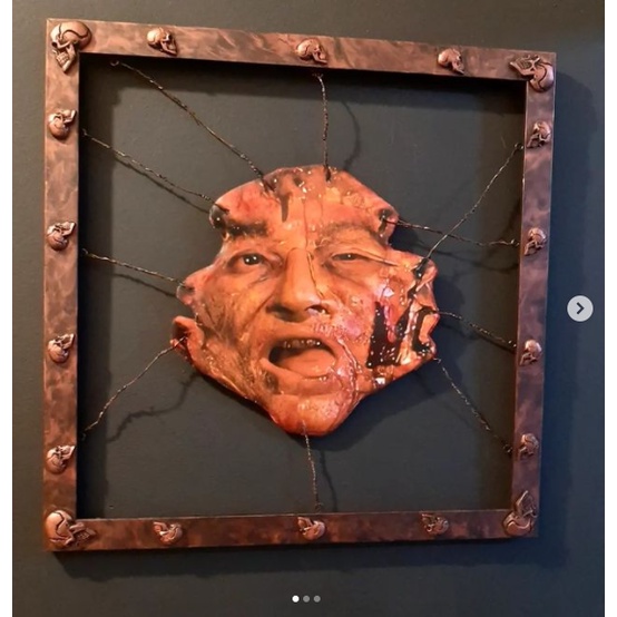 Quadro com moldura de madeira com cranios de resina pintado a mão, rosto realista impresso em tecido sintético. hellraiser, pinhead, cenobitas, terror, horror, gothic, gotico