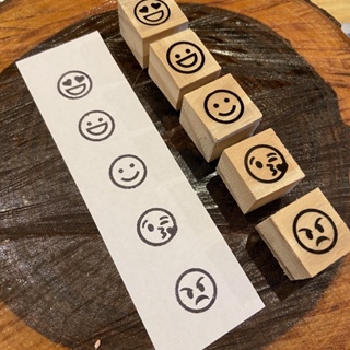 Kit carimbo Emoji carinhas mini 1,5cm com 5 unid artesanal madeira embalagem em Oferta na Shopee