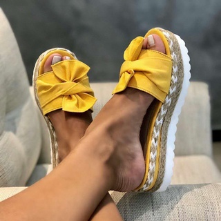 Chinelo Grosso Com Laço Para O Verão