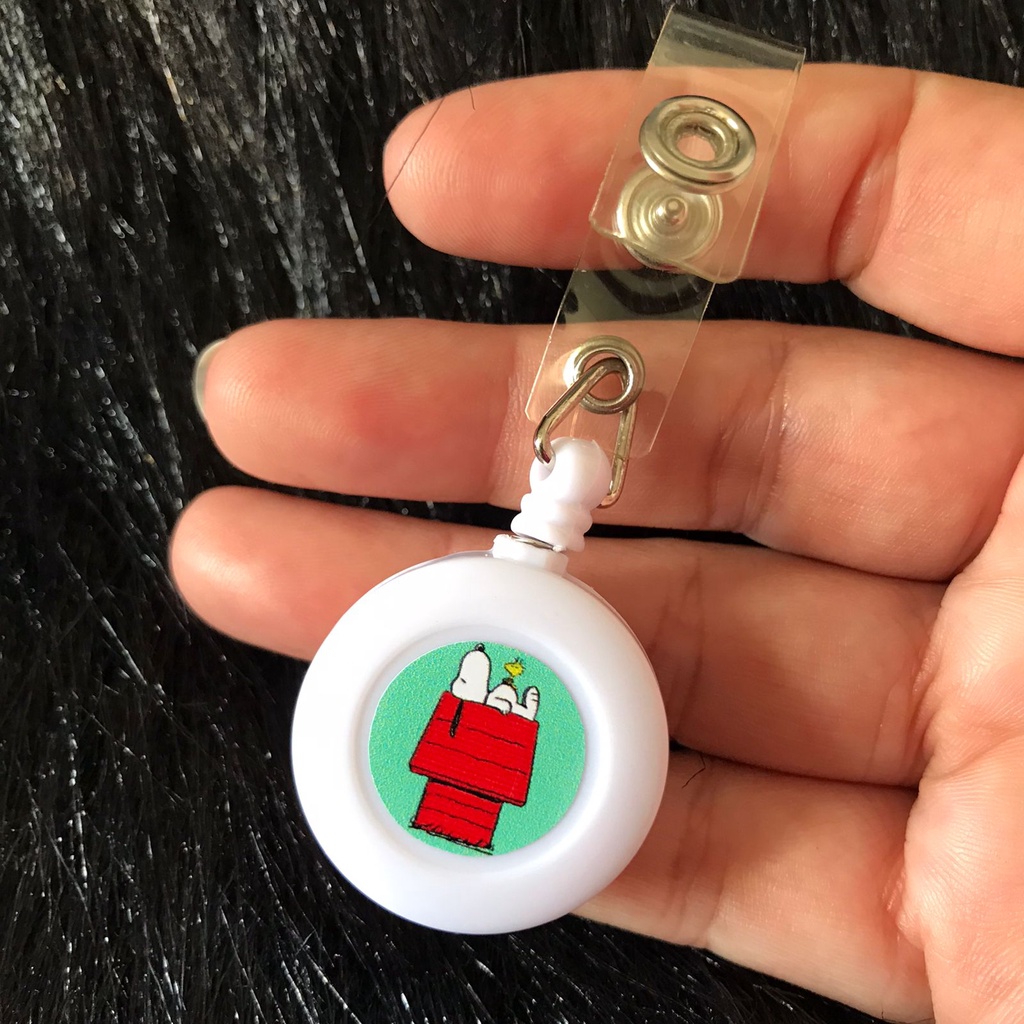 Porta Crachá Roller Clips, Modelo Snoopy Fofo Branco Retrátil