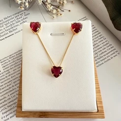 Colar e Brinco Coração Zircônia Vermelha Rubi Banhado a Ouro 18k