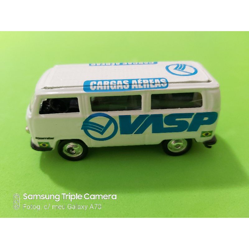 vw Kombi VASP CARGAS AÉREAS marca welly escala 1.38TAMANHO 13cm acompanha embalagem de acrílico pintura automotiva