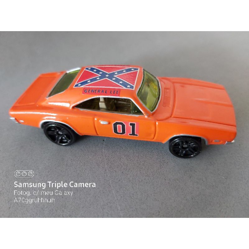 general lee custom hot wheels Dodge charger 1969 produto novo CUSTOMIZADO escala 1.64 TAMANHO 7cm em metal acompanhá embalagem de ACETATO.