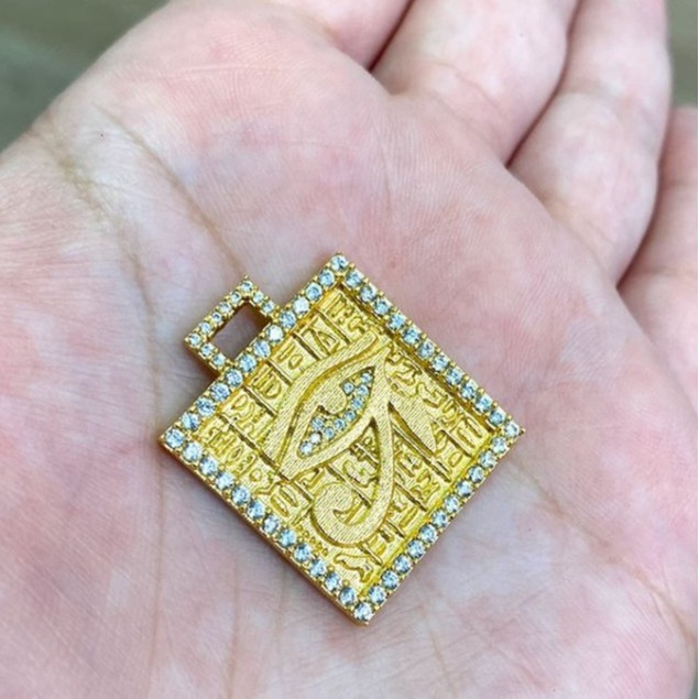 Pingente Masculino Olho De Hórus Banhado a Ouro 24k Medalha Cravejada Personalizada