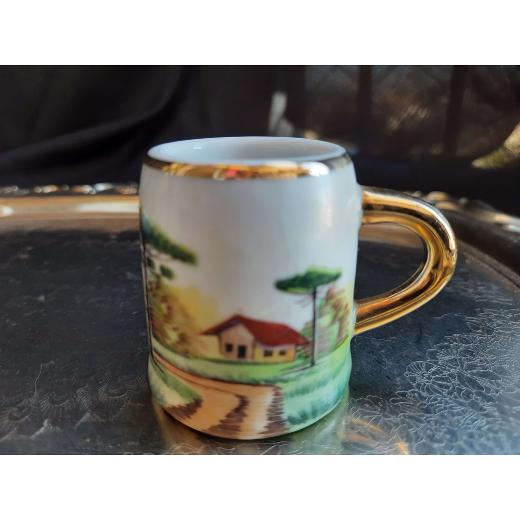 Souvenir. Porcelana Steatita Paraná. Caneca antiga em porcelana filetada à ouro com pintura manual representando paisagem