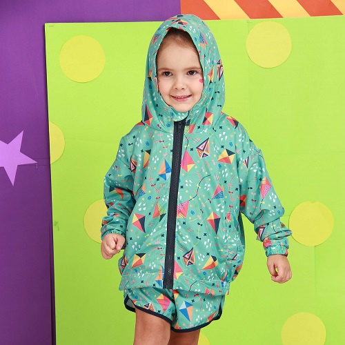 Jaqueta Corta-Vento Pipas. Toda forrada, com bolso e punho com elastico. Detalhes impecaveis. Estampa ludica.