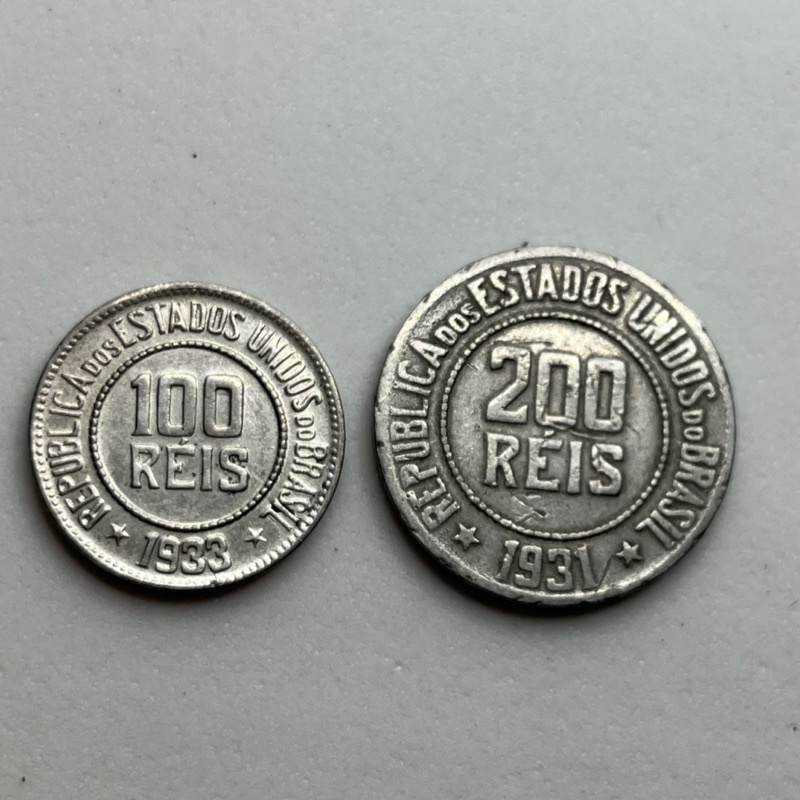 Duas moedas antigas de réis, 100 e 200 réis datas variadas