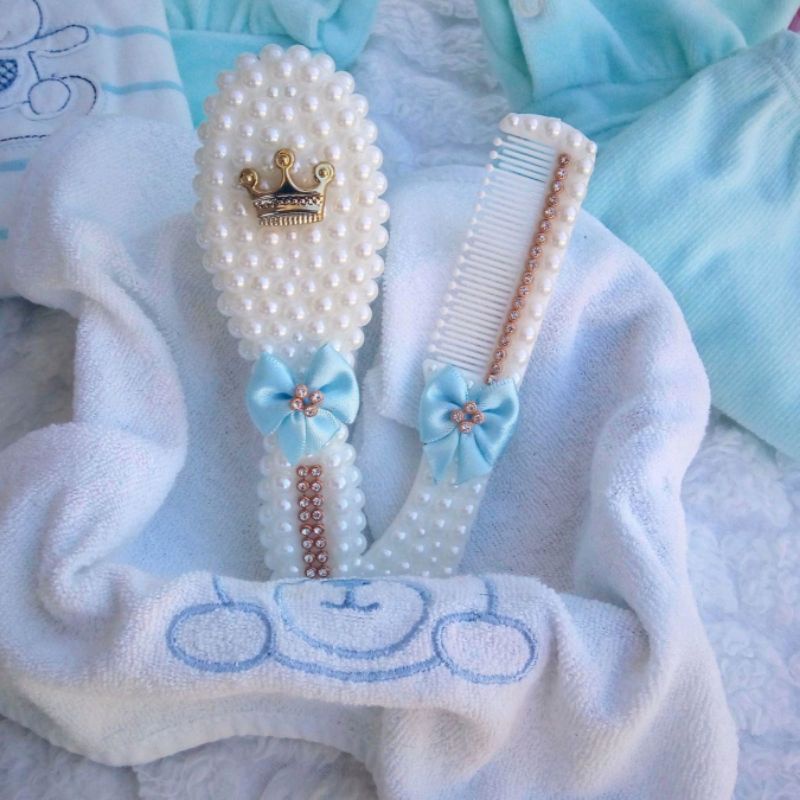 kit pente e escova customizado com perolas, saida maternidade menino, luxo