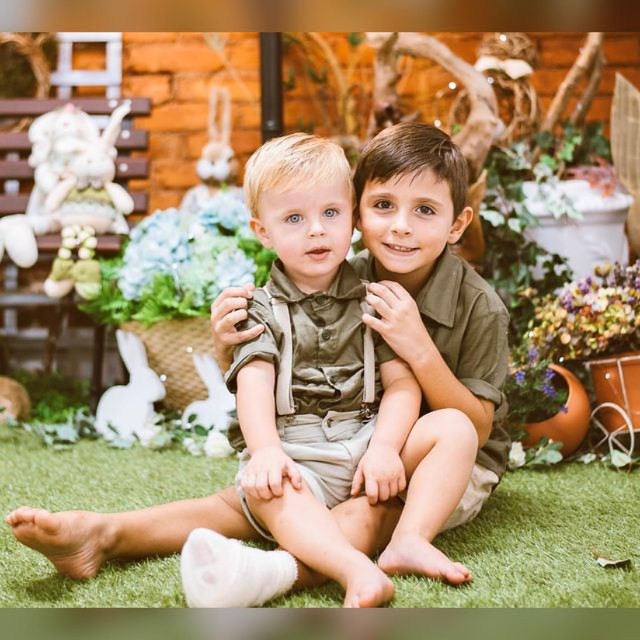 Roupa Aniversário Menino Infantil Camisa Manga Curta Acetinada Verde Bermuda Color Bege Suspensório e Gravata Bege