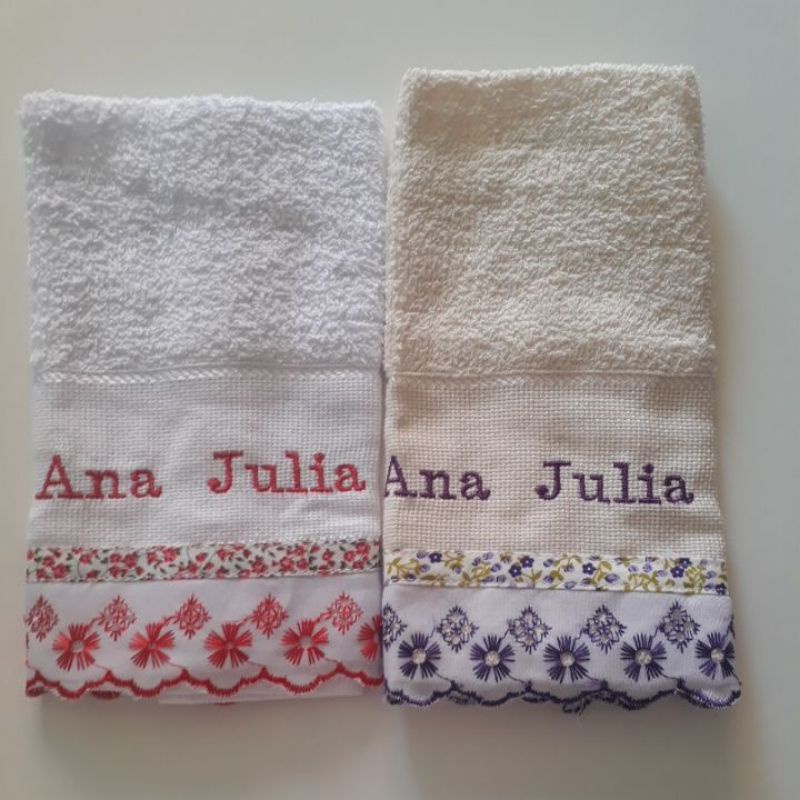 Toalha de mão com o nome Ana Julia bordado.
