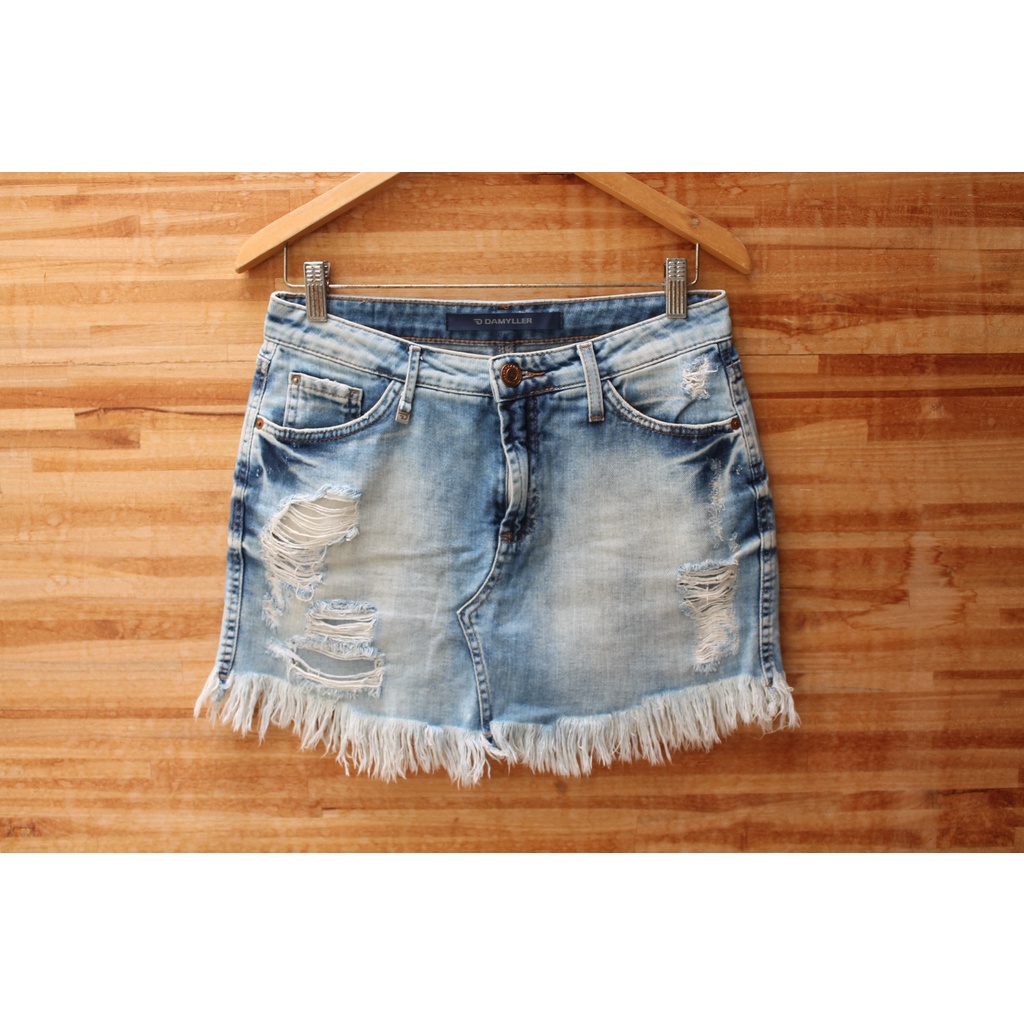 (NOVA) Damyller Mini Saia Jeans Destroyed  Barra Desfiada Curta Lavagem Clara Tamanho 38