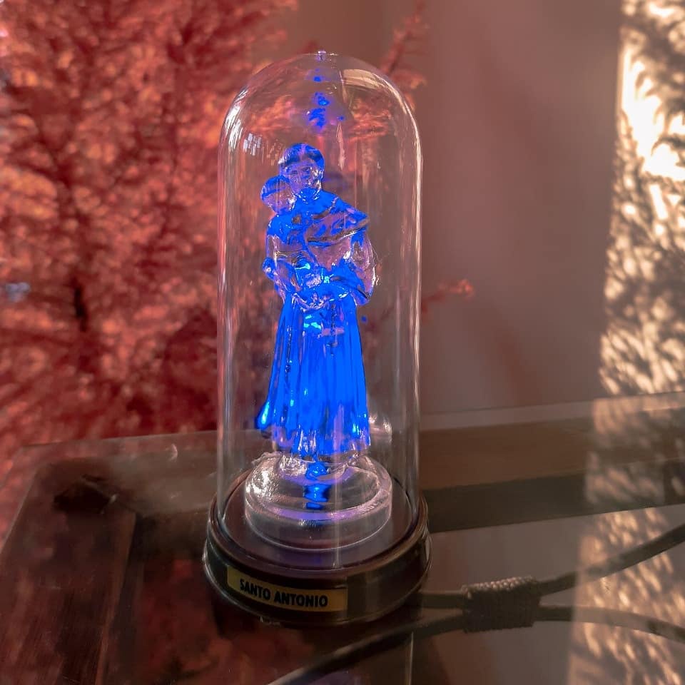 Luminária Imagem Santo Antônio Santo Casamenteiro Padroeiro com Redoma e Luzes de LED Azul.
