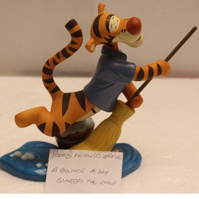 (REF 30 - POOH) ESTATUA - DISNEY - PF 06 URSINHO POOH AND FRIENDS A BOUNCE A DAY SWEEPS THE CARES AWAY PORCELANA NOZ DOURADA TIGRÁO PE NO BALDE VASSOURA