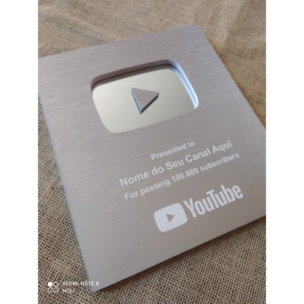 Placa do YouTube com Nome do Canal e Número de Inscritos