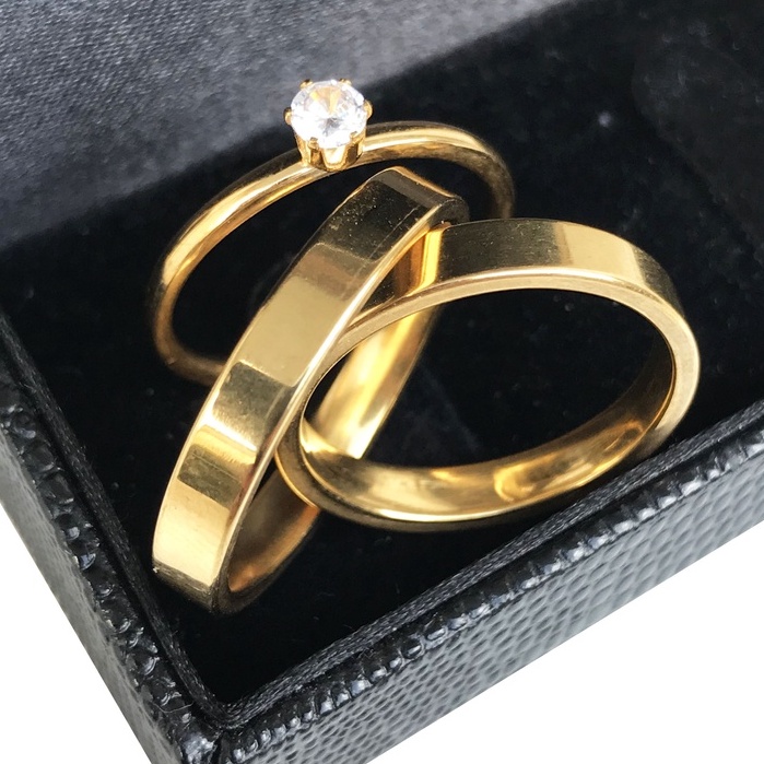Par de Alianças de Casamento Douradas Banhada Ouro Aliança Clássica Quadrada 4mm + Anel Solitário Dourados