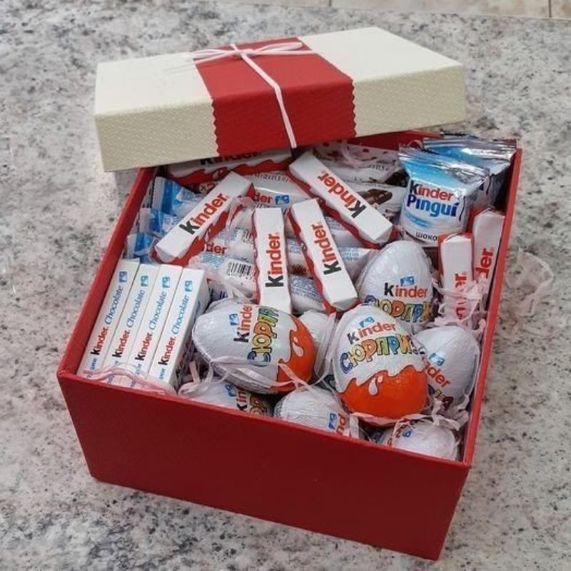 caixa com kinder ovo e kinder chocolate / kinder joy supressa / presente doces chocolates oa leite