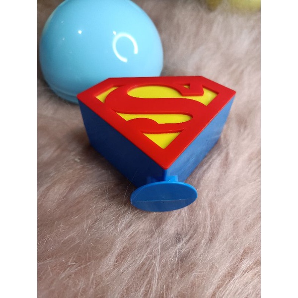 Mega Cápsula Super Man (kit 1personagem, 1 adesivo,1 chaveiro,1 Mega Cápsula)