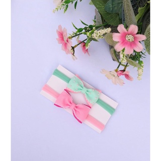 Faixa de seda 1 unidade gravatinha simples com aplicação de perola e 1 unidade gravatinha com ponta com aplicação de flor 0 a 12 meses
