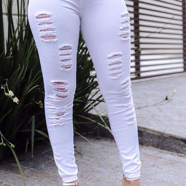 Calça Jeans Skinny Branca Cintura Alta Detalhe Rasgado Corte Do Jeans Moderno Moda Feminina.