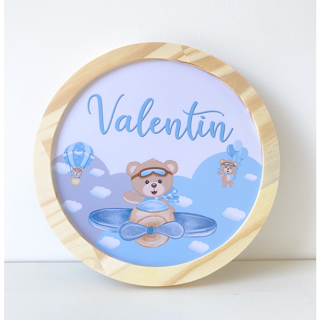 Enfeite porta maternidade - Ursinho Aviador Quadro Redondo - PERSONALIZADO COM NOME - moldura e proteção