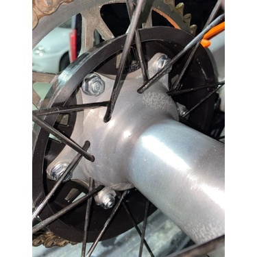 Protetor Anti Block Traseiro Cubo Ktm 04-25 /Husqvarna 14-25 / husaberg 11-14 / gas gas 21-25