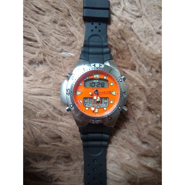 Relógio Citizen Aqualand Jp-1060 com Pulseira de Borracha e fundo fluorescente