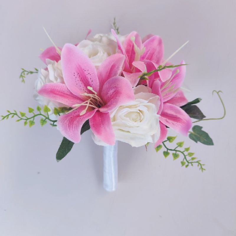 Buquê de noiva rosa e branco romântico e delicado casamento civil rosas e  lírios modelo novo | Shopee Brasil