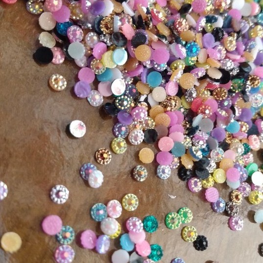 150 peças aprox. margarida 2.8mm varias cores disponiveis (pedrarias para joias e adesivos artesanais )