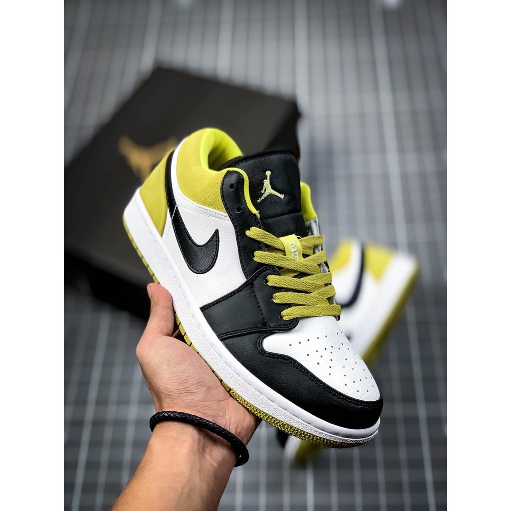 tenis amarelo fluorescente