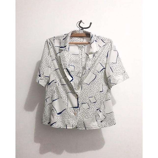 Blusa branca estampada azul gola v