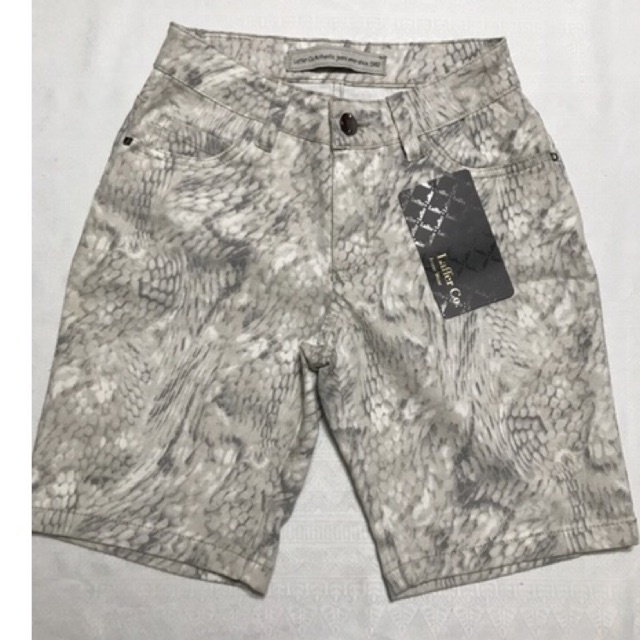 Bermuda shorts jeans stretch adulto feminino Modelo básico e reto Bolsos frontais e traseiros Tamanho 38 Estampa no tom bege e cinza claro Marca Laffer Co Composição: 75% Algodão, 23% Poliéster e 2% Elastano