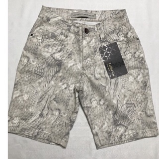 Bermuda shorts jeans stretch adulto feminino Modelo básico e reto Bolsos frontais e traseiros Tamanho 38 Estampa no tom bege e cinza claro Marca Laffer Co Composição: 75% Algodão, 23% Poliéster e 2% Elastano
