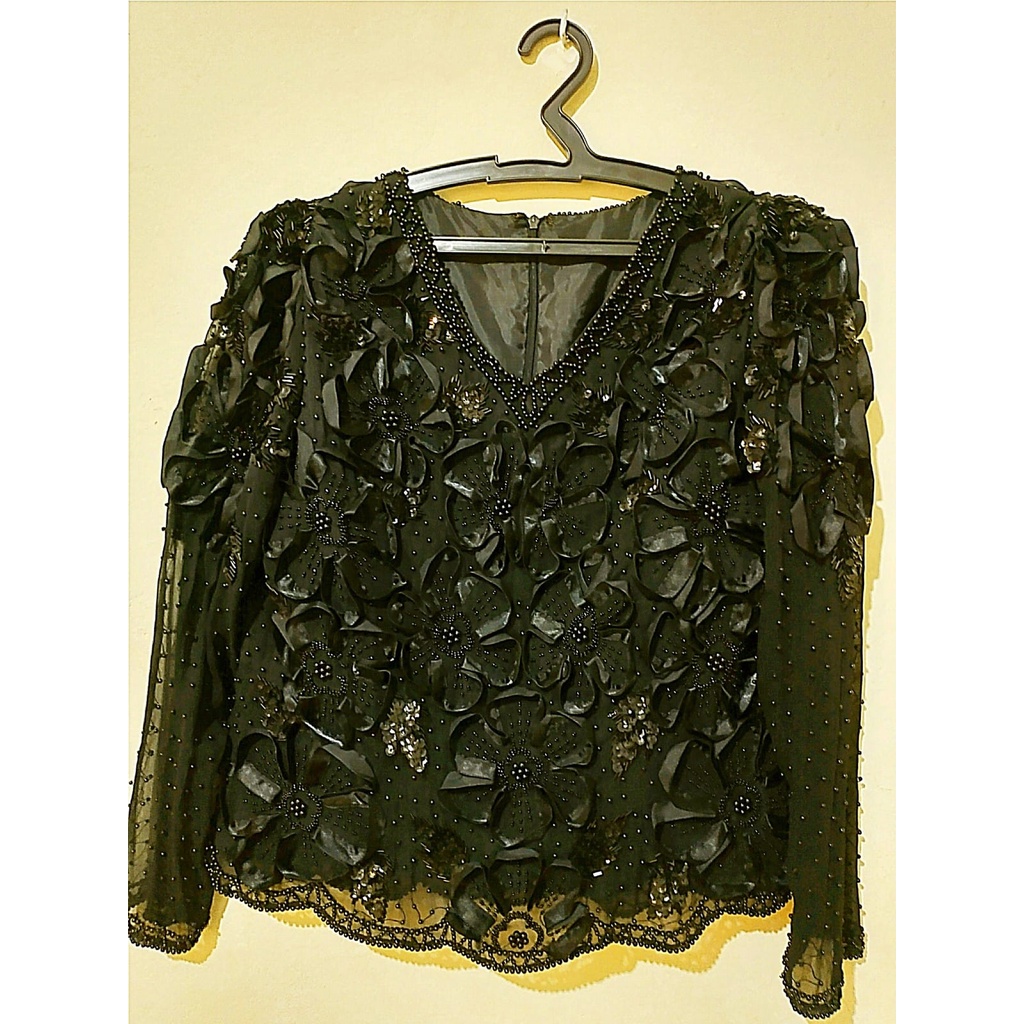 Blusa alto luxo preta tamanho G inteira bordada mente com miçangas, lantejoulas e fitas de cetim, 100% poliéster, forrada, zíper costas