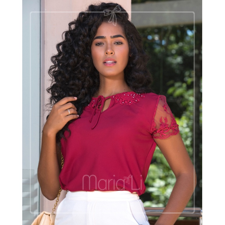 Blusa Feminina em Crepe com Gola Peter Pan e com Mangas em Tule Bordado