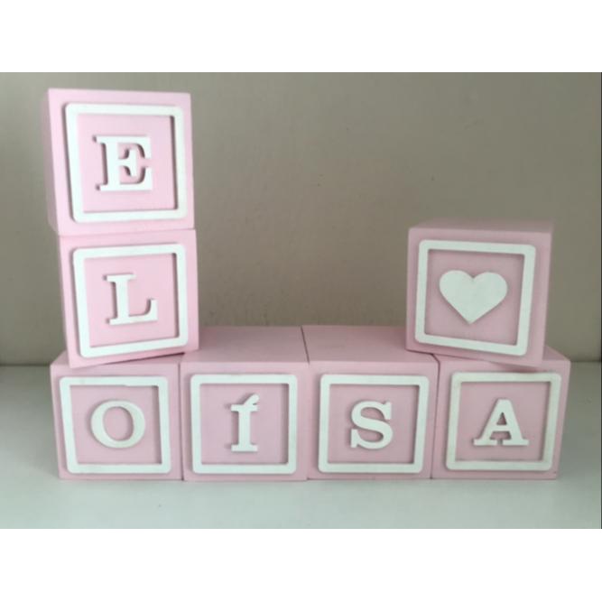 KITS de 10 a 16  CuboS Decorativo Mdf Com letras 7x7 Cm Decoração Quarto Bebê, presente, artesanato e lembrancinhas.
