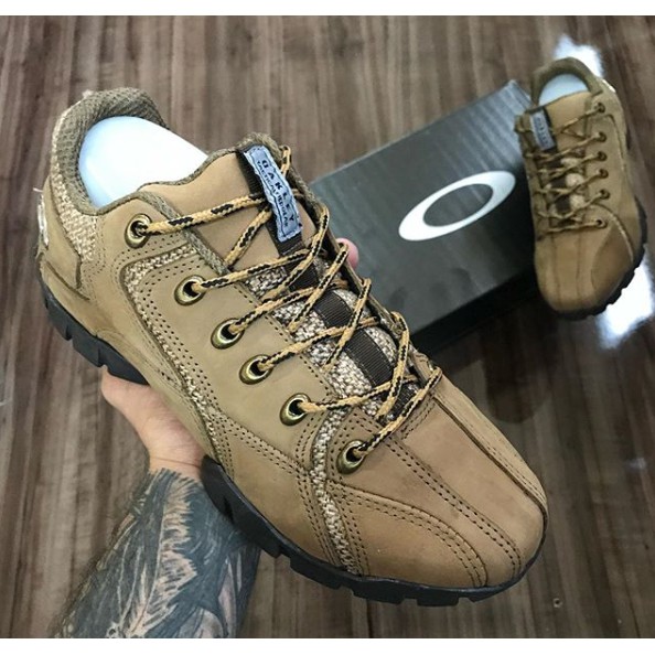 tenis rasteiro oakley