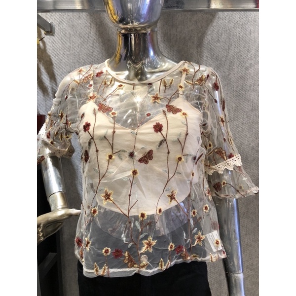 Camiseta Feminina Blusa T-shirt Tule com Flores Bordadas  Acompanha cropped com bojo  Forro Importado Ref:TY1018
