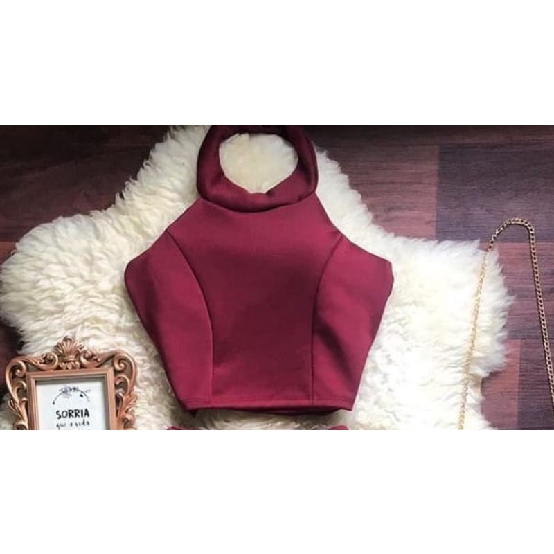 Cropped  tecido neoprene com bojo, com botões de pérola.