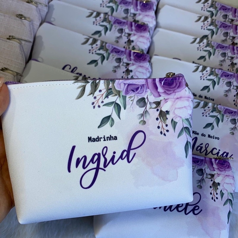 PRODUÇÃO 4 DIAS ÚTEIS  + FRETE - Necessaire Personalizada Casamento Lilás p/ madrinha, padrinho, mãe da noiva. em Oferta na Shopee