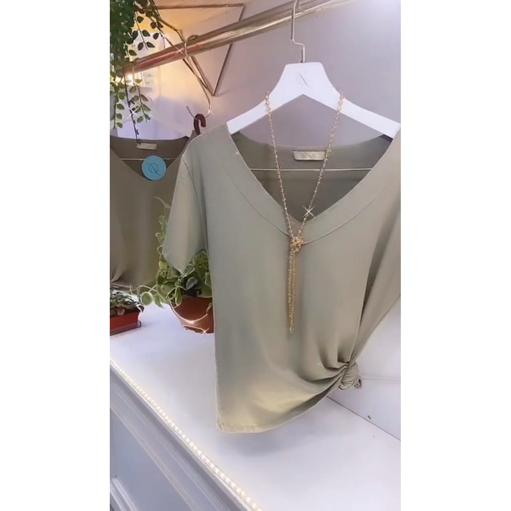 T-shirt Cáqui é o Coringa Perfeito que Você Precisa Ter no Armário. Ideal Para Combinar com Todos os Looks do Seu Dia a Dia. Possui Shape Solto ao Corpo, Manga Curta e comprimento alongado. Esta peça faz parte da nossa linha de básicos.