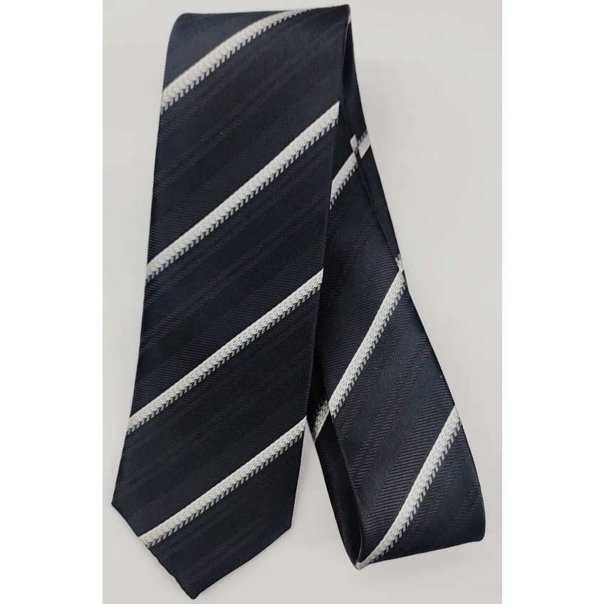 Gravata Skinny - Preta com Listra Branca na Diagonal - COD: A107 em Oferta na Shopee