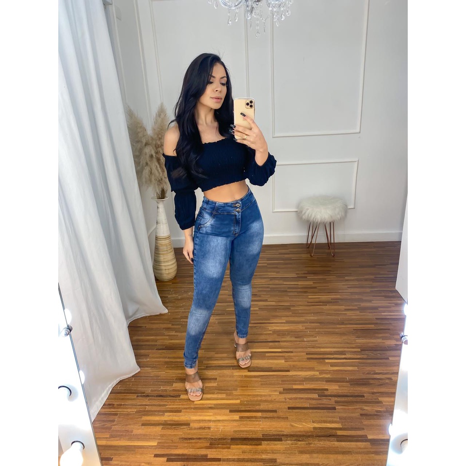 5247 B. Calça jeans com lycra no azul escuro, 2 botões pratas, modelo destroyed ( rasgadinho), cós largo, bolso traseiro,moderno, despojado, confortável. Desenvolvido e produzido pela Prirre Jeans. Modelo veste 38 e a Plus Size veste 50.