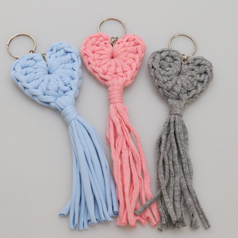 Chaveiro coração de crochê em fio de malha com tassel