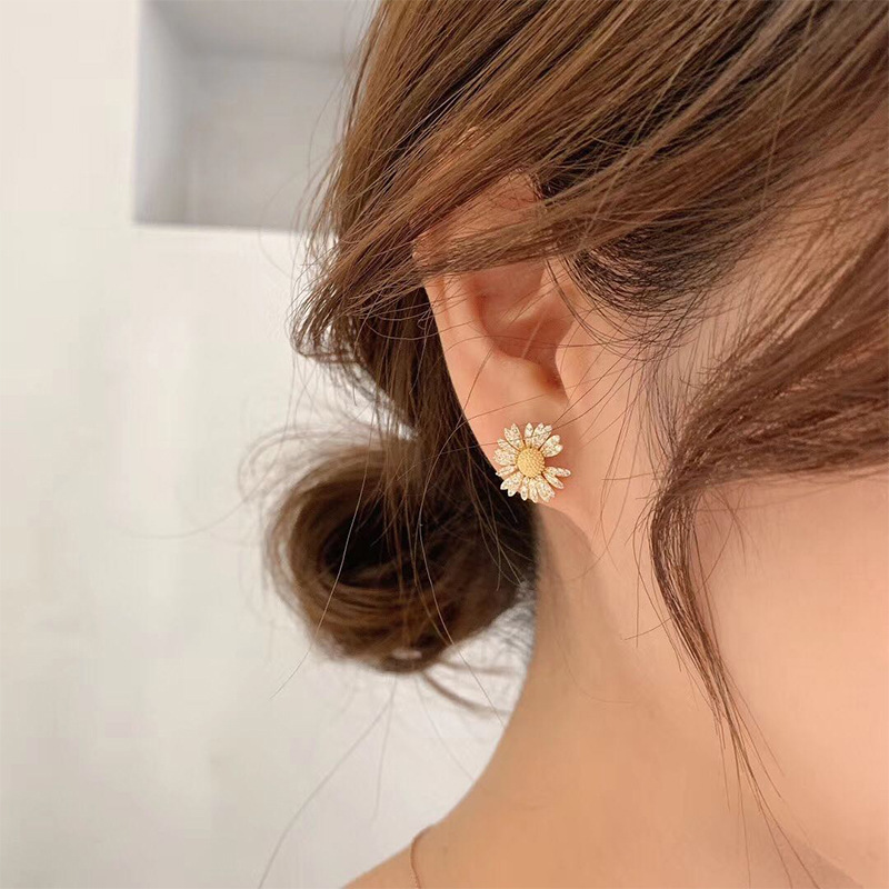 Escolha-me [Real Gold Plating] Brincos Anti-Alérgicos 925 Silver Needle Daisy Earrings Pacote de Pares Doce Brincos Simples Daisy Brincos de Pétalas de Diamante Moda Brincos de Verão com Flores Frescas Brincos Estilo Coreano