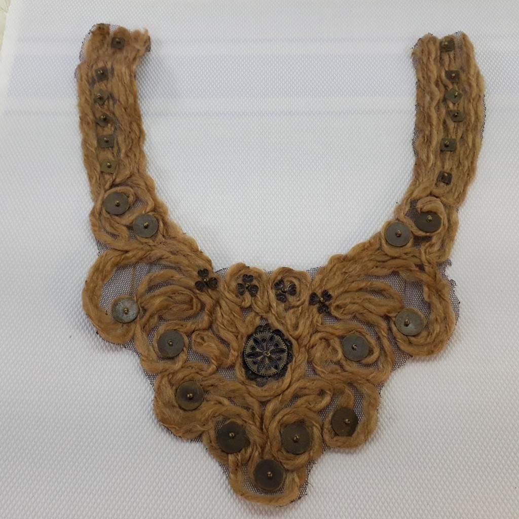 Pala bordada em lã Marrom 20x25cm 	2892001 68Q8