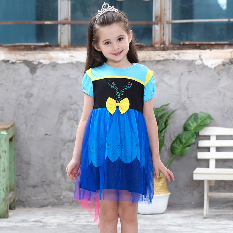 criança vestida de princesa