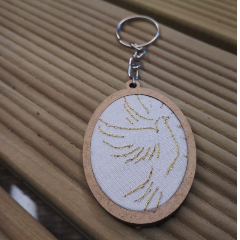 Chaveiro bordado à mão - divino espírito santo - paz