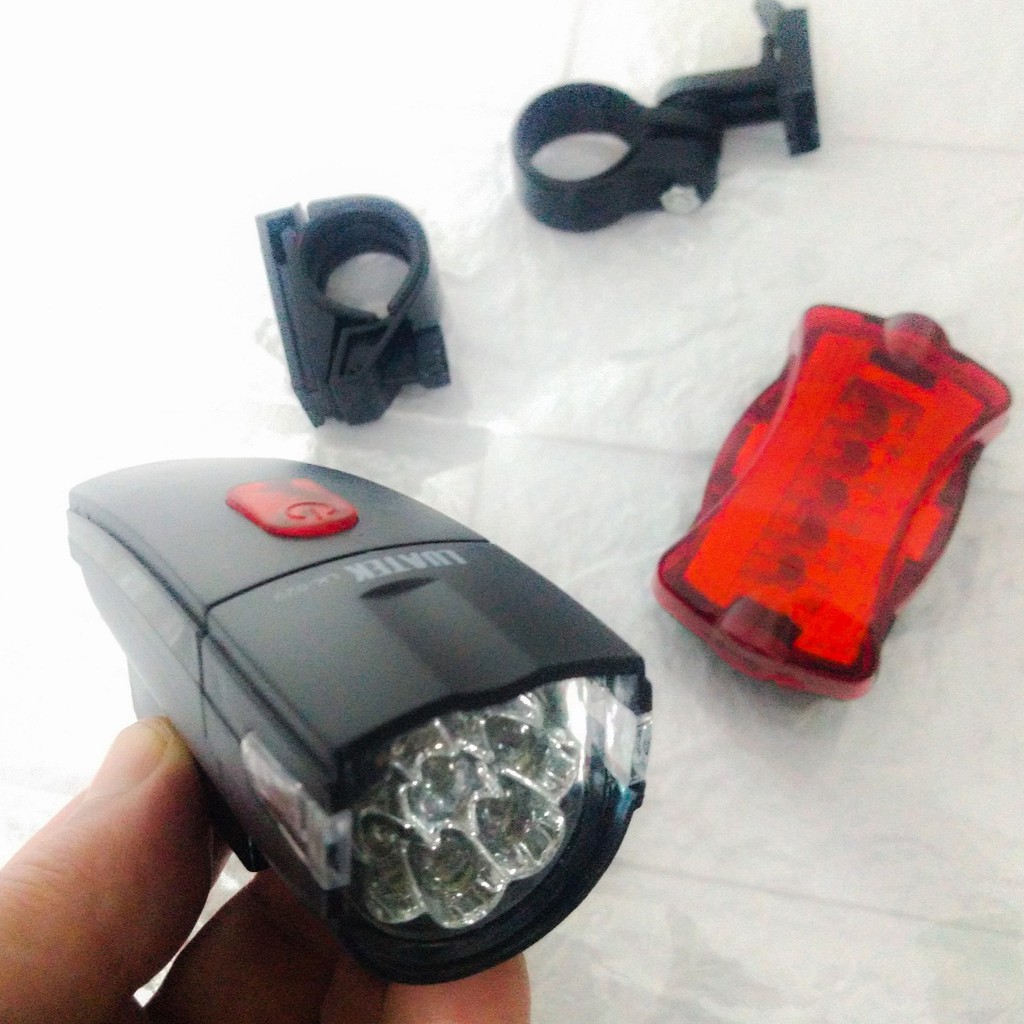 Lanterna FAROL e Luz de segurança SINALIZADOR para BICICLETA BIKE traseira 6 piscas e frontal 3 modos a pilhas AAA
