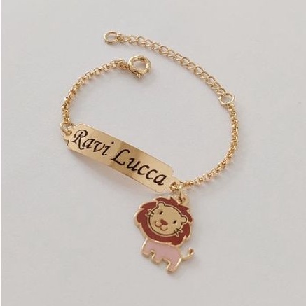 Pulseira infantil plaquinha com nome gravado e pingente de leãozinho FOLHEADO A OURO 18K